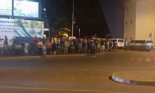 Paseros bloquean paso fronterizo