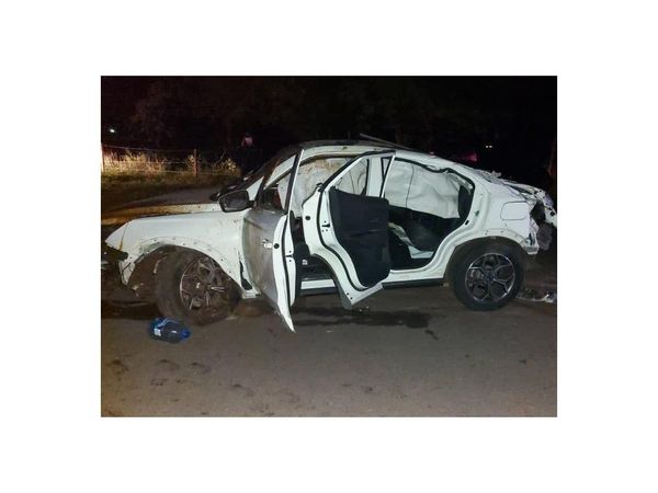 Menor al volante volcó y deja heridos a tres