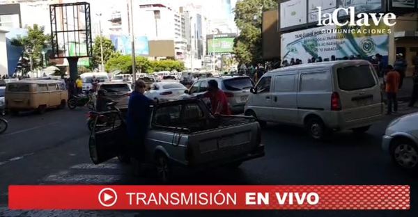 Paseros bloquean el paso por el Puente de la Amistad - La Clave