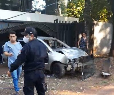 Automovilista derriba una columna y portón tras “tragar” una curva – Diario TNPRESS