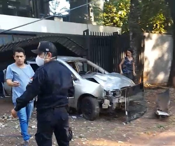 Automovilista derriba una columna y portón tras “tragar” una curva – Diario TNPRESS