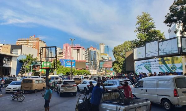Paseros bloquean ingreso al país desde hace más de tres horas