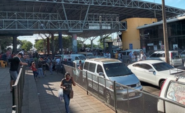 Paseros bloquean ingreso al país en la Zona Primaria de CDE