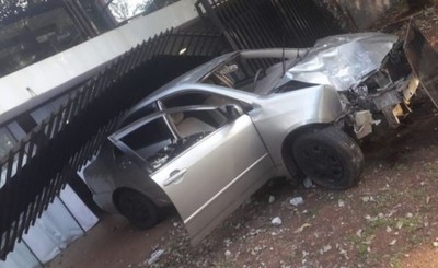 Perdió el control en una curva y derribó una columna y un portón