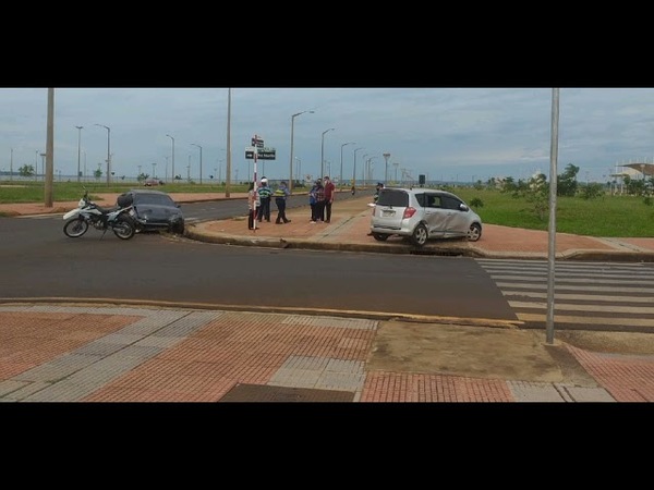 ACCIDENTE CON DAÑOS MATERIALES SOBRE AVDA. MCAL LÓPEZ Y ESTIGARRIBIA
