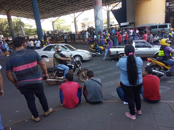 Paseros bloquean ingreso al país, denuncian controles selectivos | OnLivePy