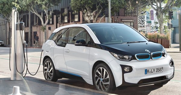 La Nación / BMW acelera el desarrollo de coches eléctricos