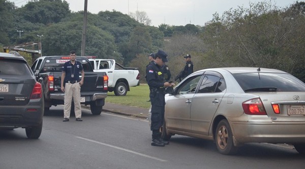 IBA DE CAMINO AL HOSPITAL PERO LE PARÓ LA POLICIA - La Voz del Norte