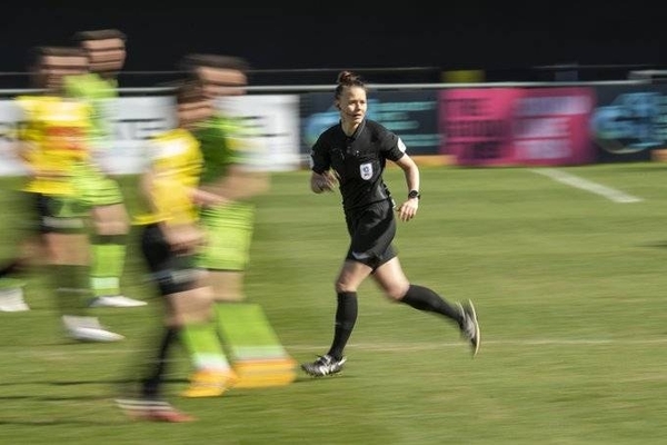 Diario HOY | La árbitra Rebecca Welch hace historia en el fútbol inglés