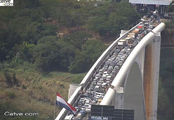Paseros bloquean Puente de la Amistad - La Clave