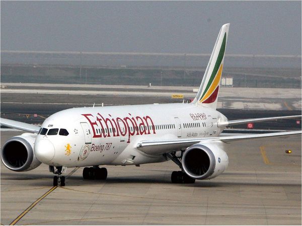 Avión aterriza por error en un aeropuerto en construcción
