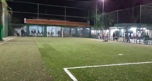 Pese a estar restringidas, canchas sintéticas vuelven a abrir desde hoy: 'Preferimos ir presos por trabajar que por robar'