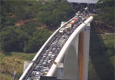 Diario HOY | Paseros de CDE cierran el Puente de la Amistad