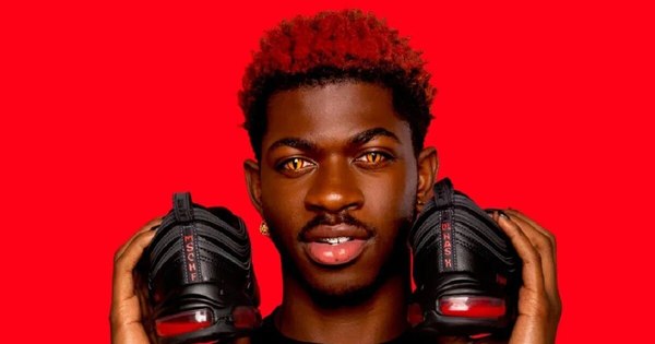 La Nación / Lil Nas X escandaliza con zapatillas deportivas “satánicas”