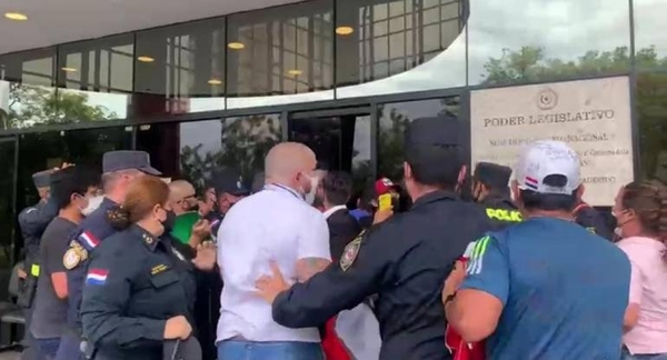 Diario HOY | Manifestantes agreden a policías y a otro ciudadano frente al Congreso