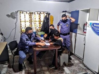Llevó a su hijo a la comisaría porque no quería hacer la tarea