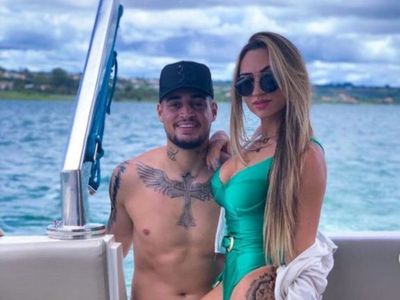 Jean llegó con su novia y acaparó la atención