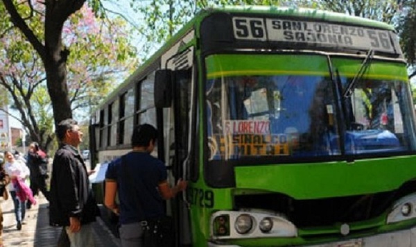 Amplían a 16 personas que pueden ir paradas en buses del transporte público