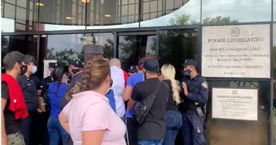 La Nación / Manifestantes intentaron ingresar a la fuerza al Congreso Nacional