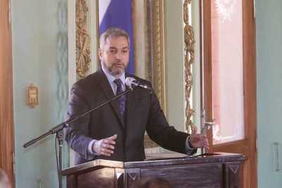 Abdo confía en recibir importante lote de vacunas entre finales de abril e inicios de mayo