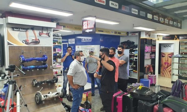 Estafan a turista en shopping