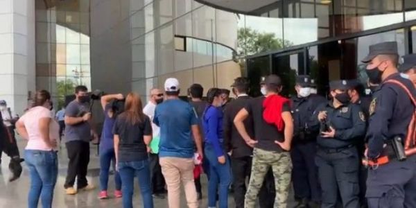 Provocan a policías y, a la fuerza y sin protocolo, intentan ingresar al Congreso