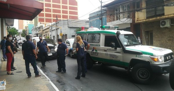 La Nación / Automovilista no dio paso a ambulancia y chocaron en Asunción