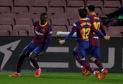 Barcelona gana y mete presión