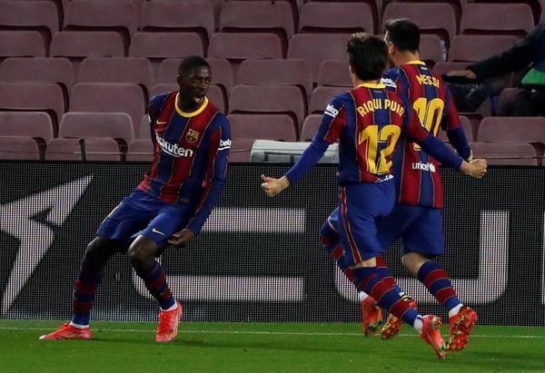Barcelona gana y mete presión