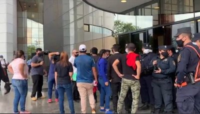 Identifican a líderes de turba que forcejeó con policías para ingresar sin identificarse al Congreso - ADN Digital
