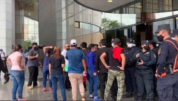 Identifican a líderes de turba que forcejeó con policías para ingresar sin identificarse al Congreso - ADN Digital