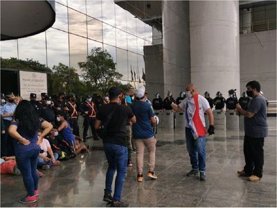 Agresiones entre manifestantes y policías frente al Congreso