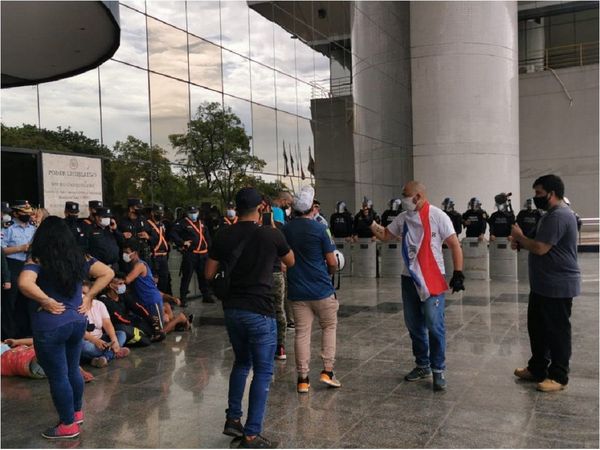Agresiones entre manifestantes y policías frente al Congreso