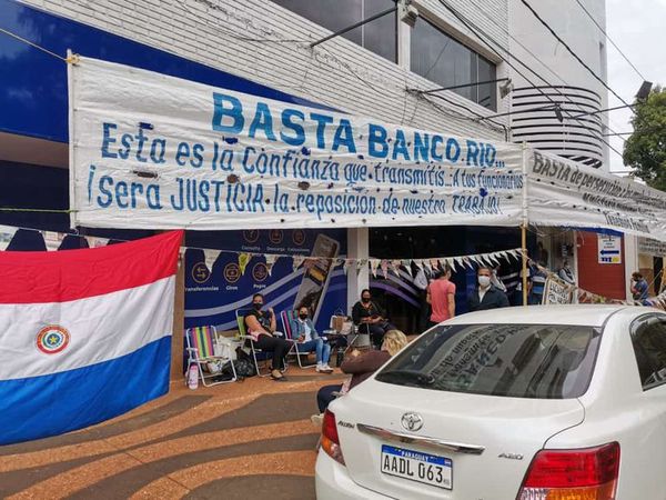 Bancarios despedidos en Encarnación seguirán con la protesta, anunciaron - Nacionales - ABC Color