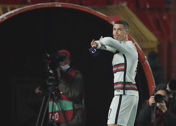 ¿Dónde fue a parar la pulsera que Cristiano Ronaldo tiró en la cancha?