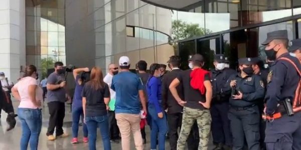 Militantes liberales agreden a policías y civiles en el Congreso