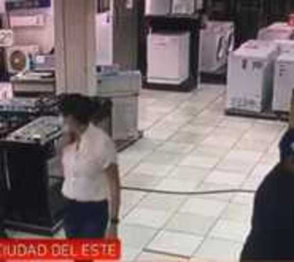 Ola de asaltos: Motochorros atracan local comercial - Paraguay.com