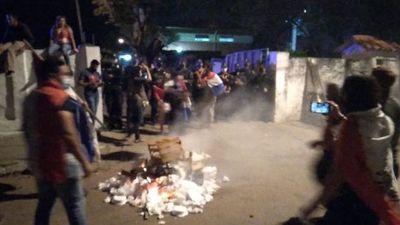 Instalan carpa de vigilia ante rumores de traslado de joven acusada de quema de ANR - Nacionales - ABC Color