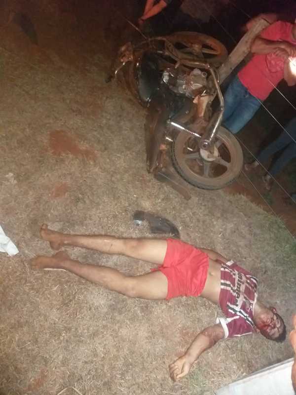 Menor de 16 años CHOCA con su moto contra POSTE eléctrico y MUERE