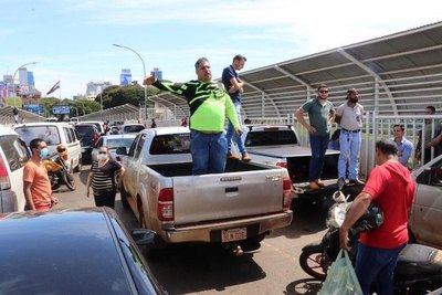 Crónica / Quedaron varados en el puente ¡con un cadáver!