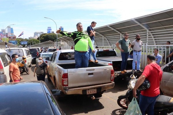 Crónica / Quedaron varados en el puente ¡con un cadáver!