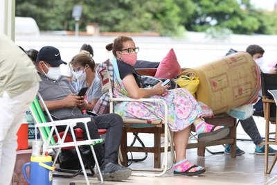 Crónica / Familias van a la quiebra por comprar remedios