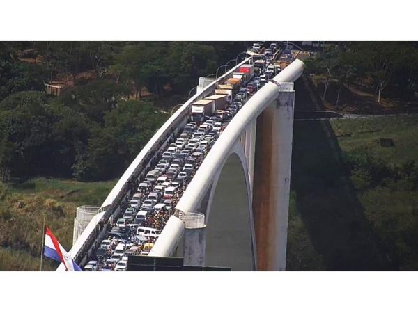 Tensa jornada se vivió en CDE por el cierre de puente