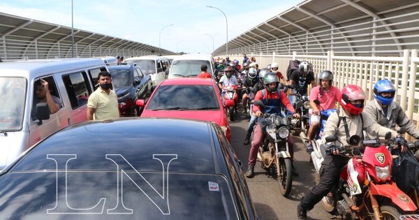 La Nación / Paseros cierran el puente en el Este