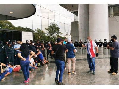 Manifestantes intentaron forzar  entrada al Congreso