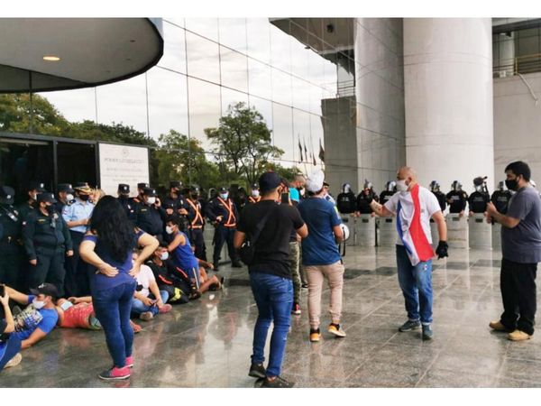 Manifestantes intentaron forzar entrada al Congreso