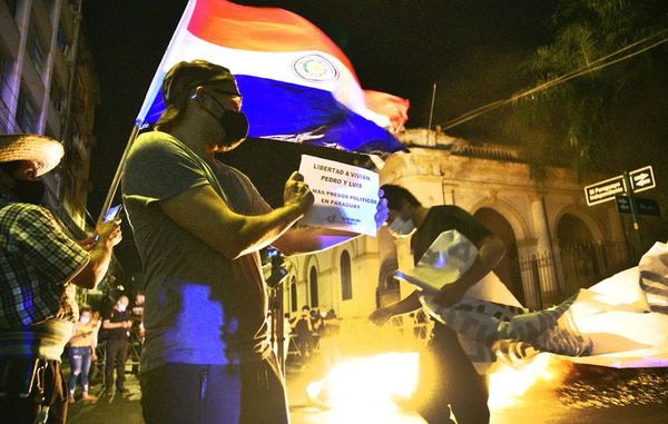 Exigen libertad de jóvenes imputados por quema de ANR - Nacionales - ABC Color