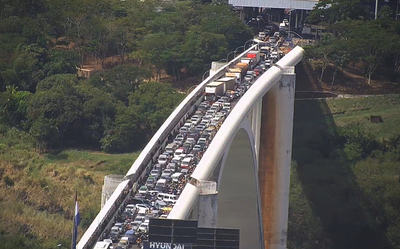 Paseros bloquearon la frontera provocando filas de varios kilómetros en Foz de Yguazú - La Clave