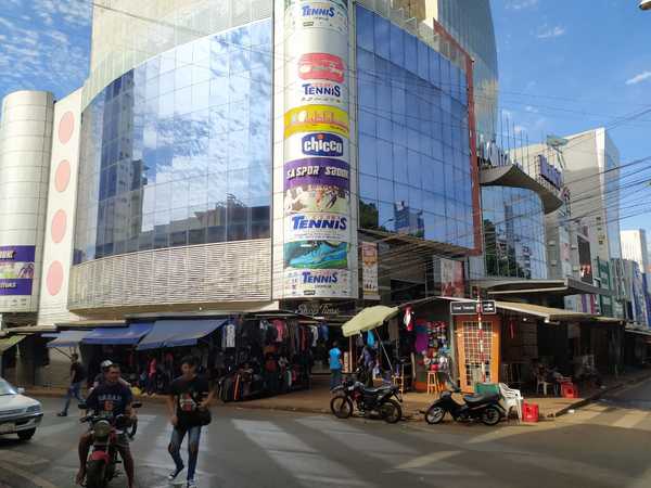 Shopping Alfonso alberga locales comerciales que se dedican a estafar a turistas brasileños - La Clave