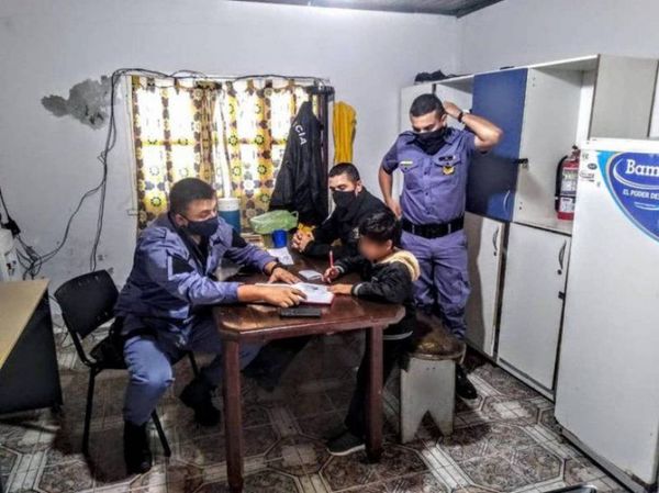Llevó a su hijo a la comisaría porque no quería hacer la tarea